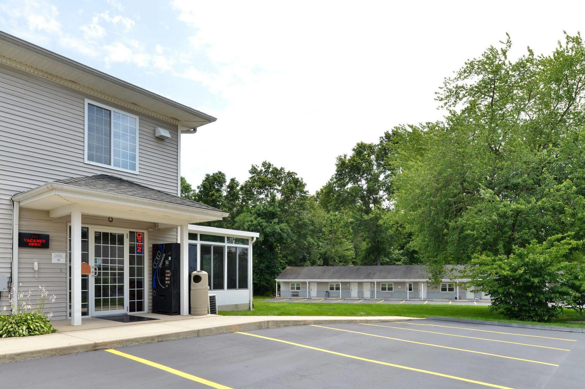 Tower Inn And Suites Of Guilford / Madison Buitenkant foto