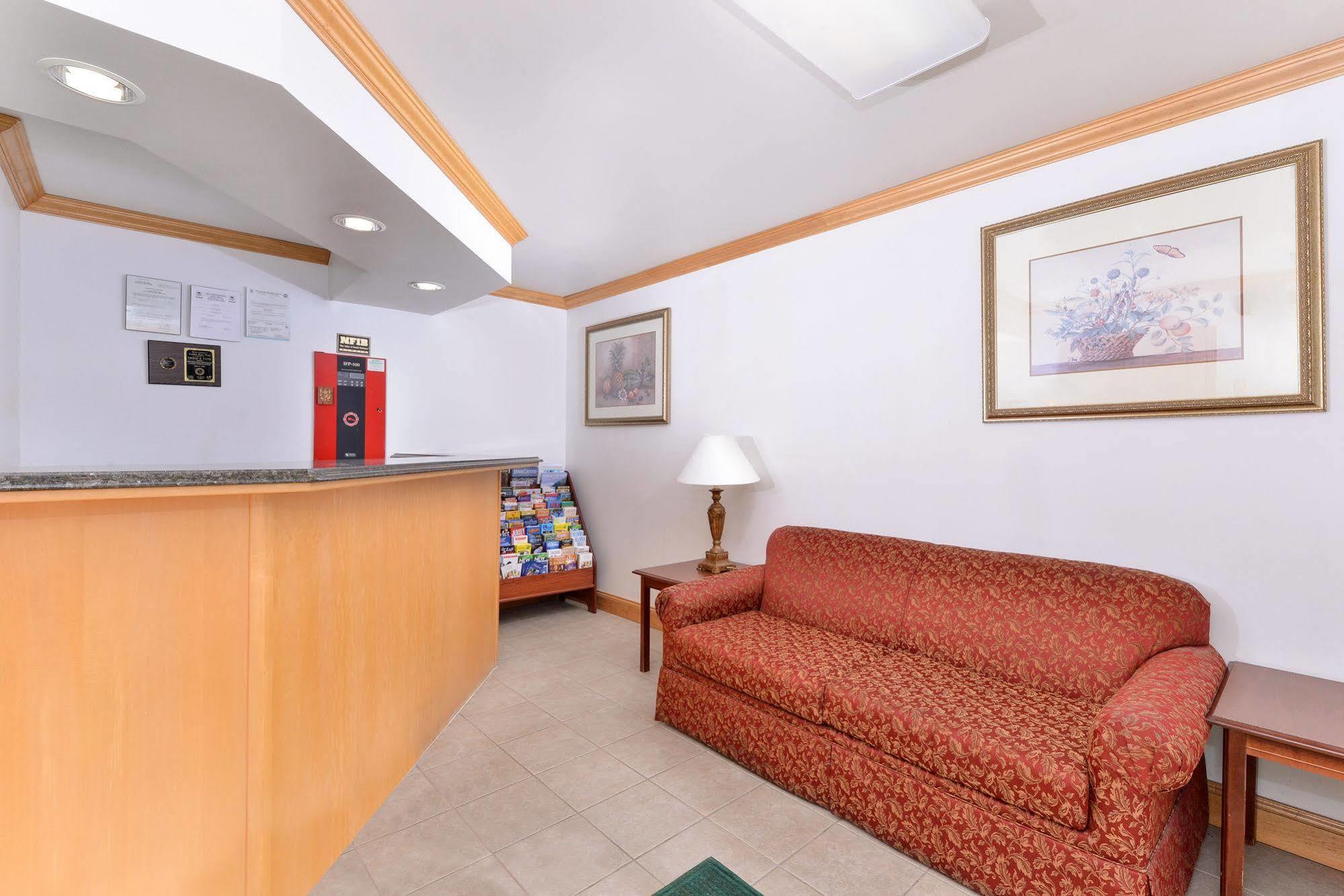 Tower Inn And Suites Of Guilford / Madison Buitenkant foto