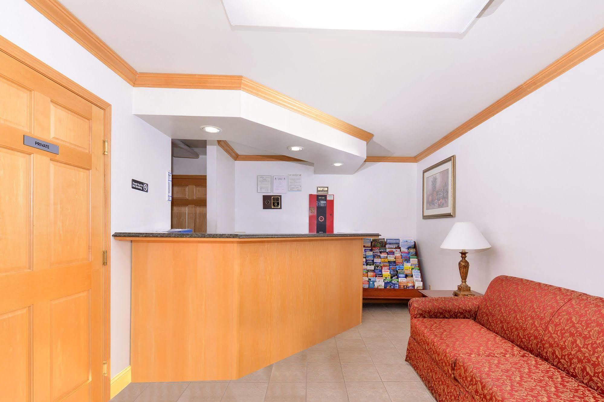 Tower Inn And Suites Of Guilford / Madison Buitenkant foto
