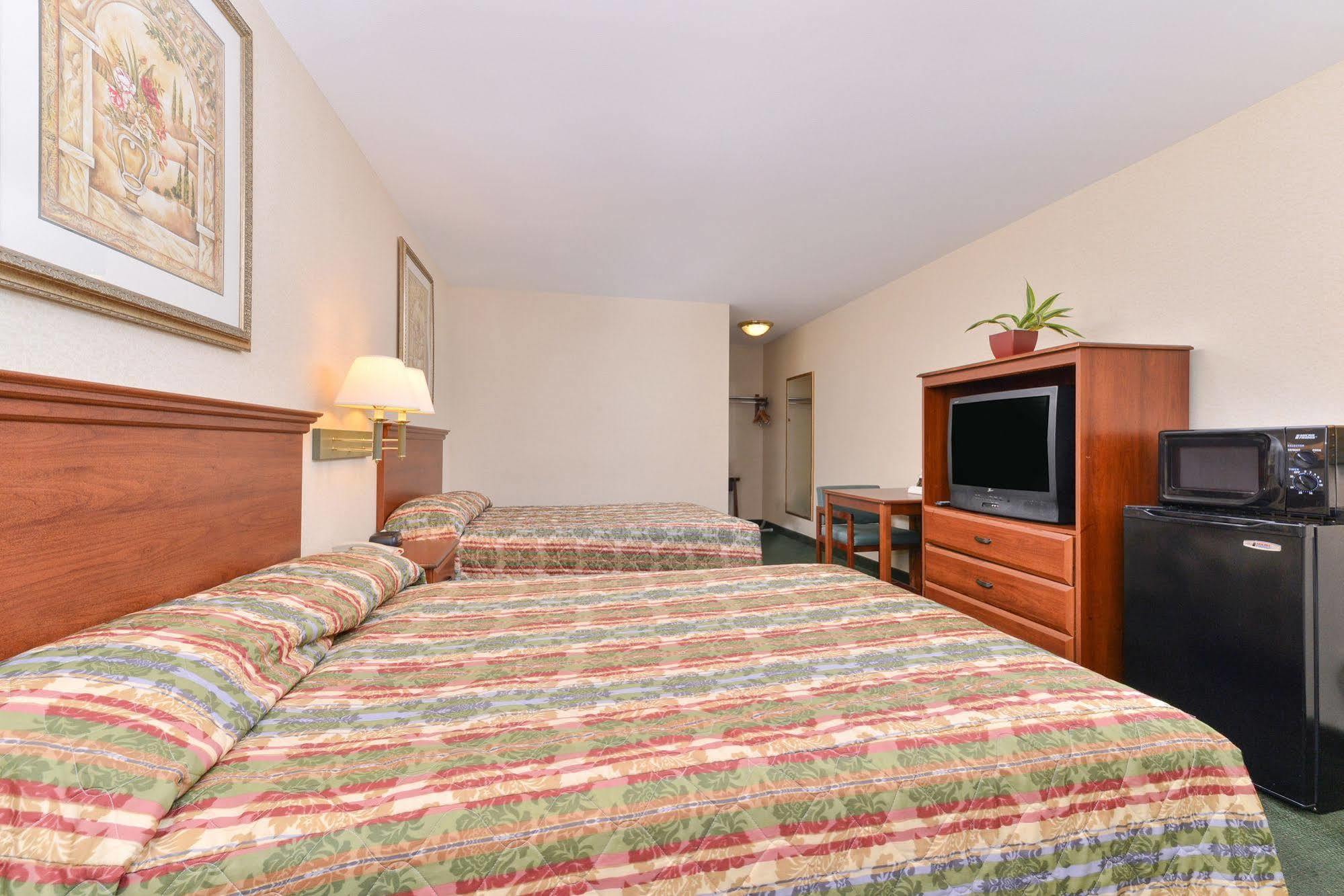 Tower Inn And Suites Of Guilford / Madison Buitenkant foto